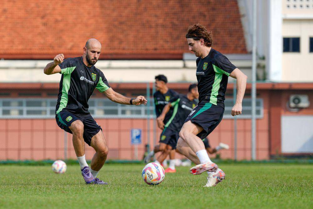 Pemain baru Persebaya, Dejan Tumbas saat dijaga Mohammed Rashid dalam sesi latihan tim. Dok. Persebaya.