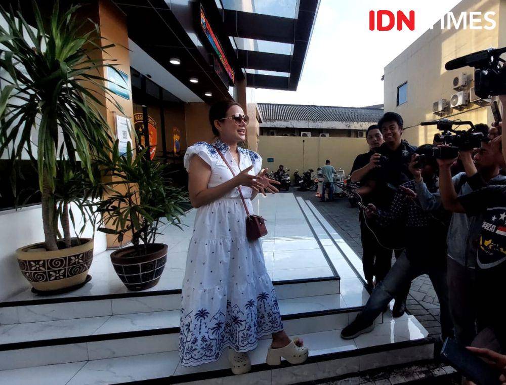 Selebgram Isa Zega saat di Ditressiber Polda Jatim. IDN Times/Ardiansyah Fajar.