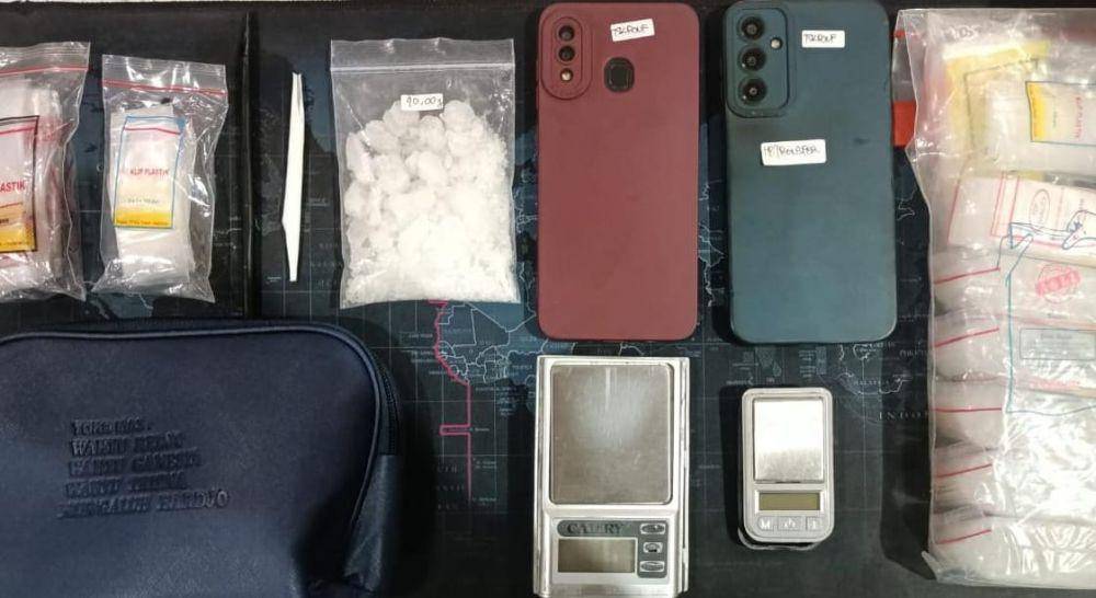 Polisi Gerebek Rumah Pengedar Sabu di Surabaya, Bandar Diburu