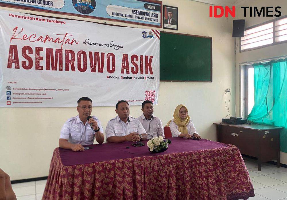 Camat Asemrowo saat konferensi pers soal tudingan sembunyikan perempuan di bawah meja, Rabu (8/1/2025). (IDN Times/Khusnul Hasana)