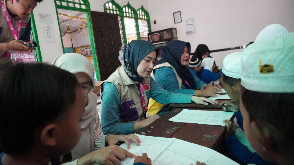 Kawan Ayu Mengajar, Anggota DPRD Surabaya untuk Anak MBR