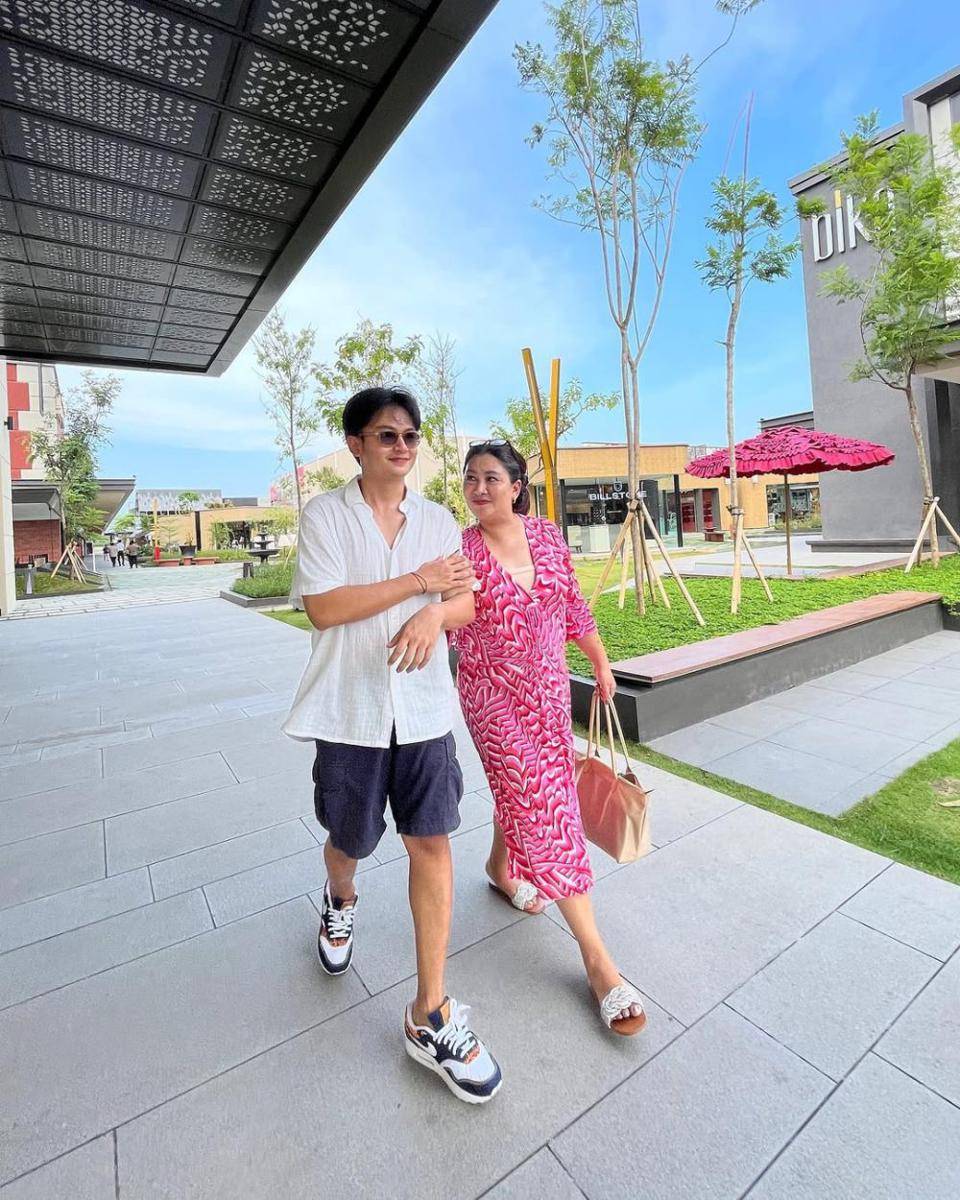padu padan kemeja ala Randy Martin (instagram.com/randymartinnn)