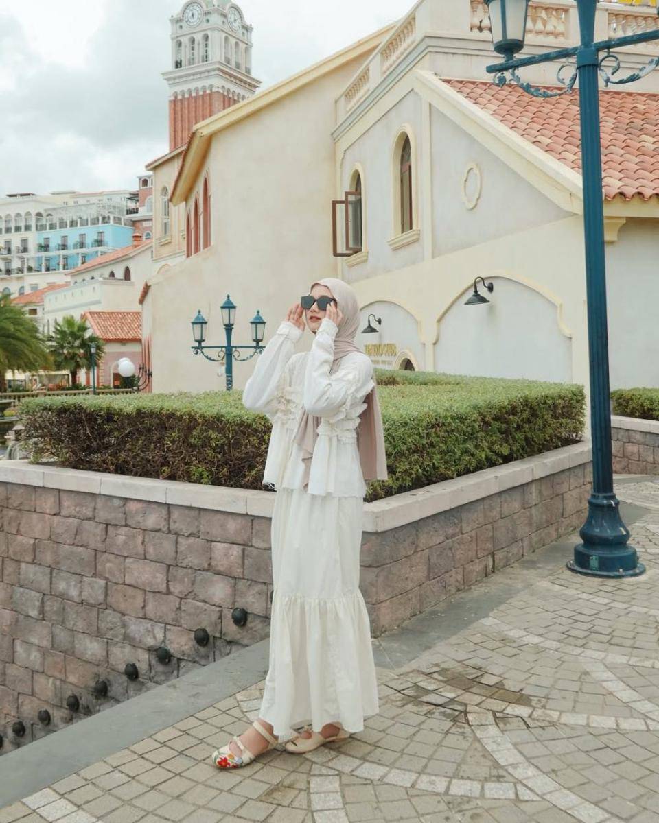 ide outfit piknik buat hijabers ala Rania Sukandari (instagram.com/raniaskdr_)