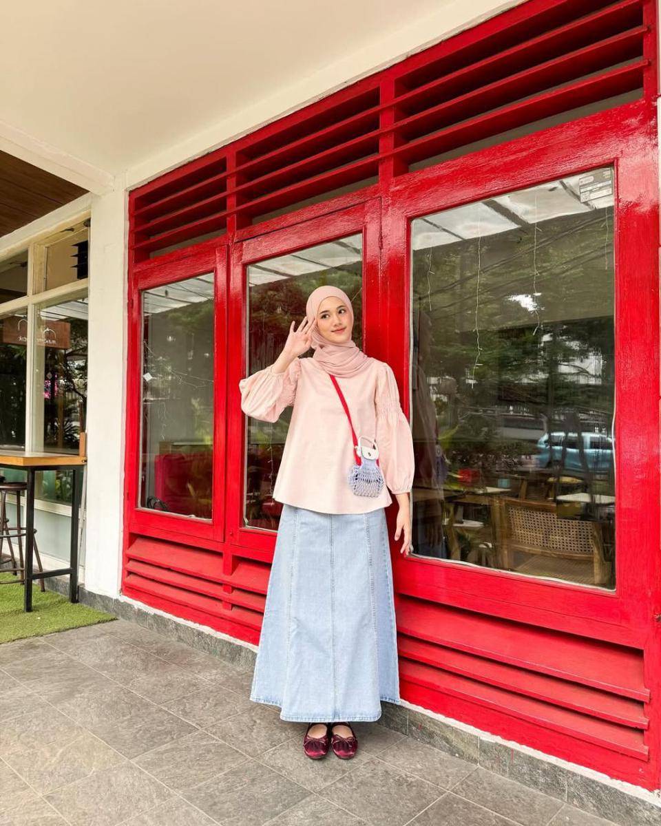 ide outfit piknik buat hijabers ala Rania Sukandari (instagram.com/raniaskdr_)