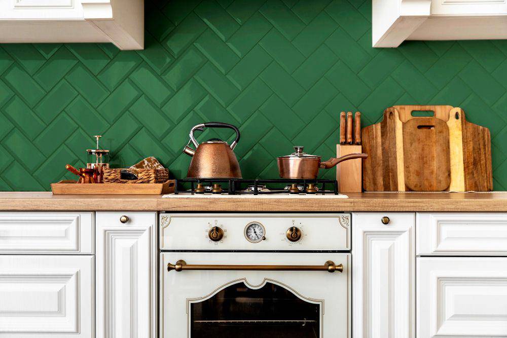 ilustrasi dapur dengan dinding warna zamrud memperlihatkan kesan elegan (freepix.com/Freepix)