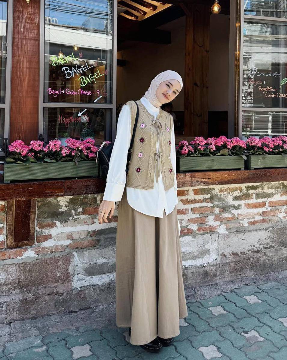 ide outfit piknik buat hijabers ala Rania Sukandari (instagram.com/raniaskdr_)