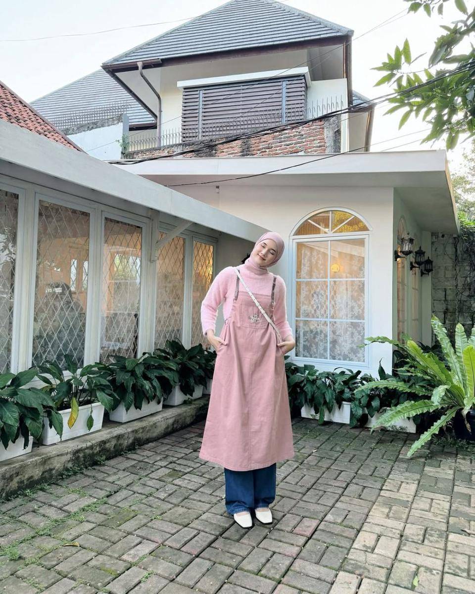 ide outfit piknik buat hijabers ala Rania Sukandari (instagram.com/raniaskdr_)