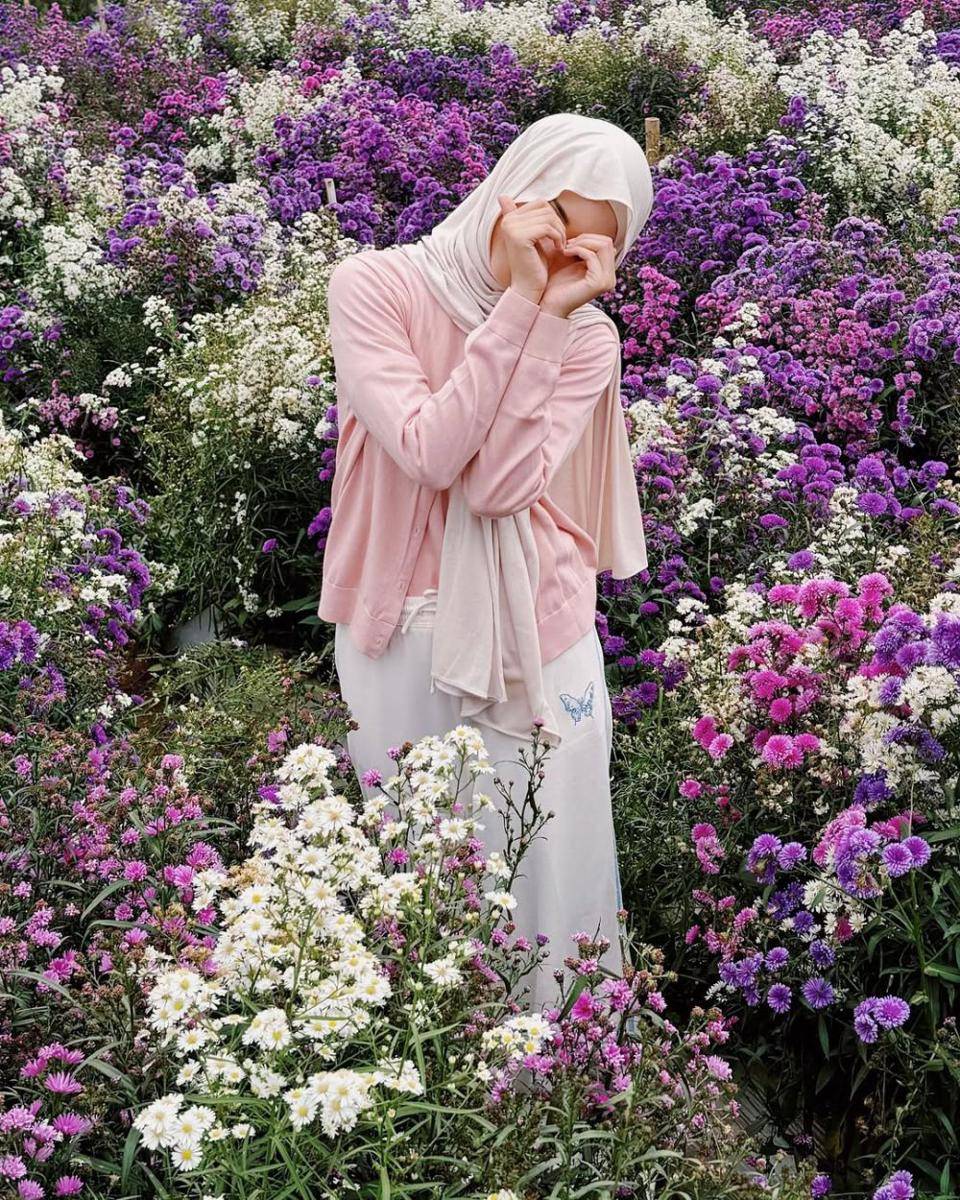 ide outfit piknik buat hijabers ala Rania Sukandari (instagram.com/raniaskdr_)