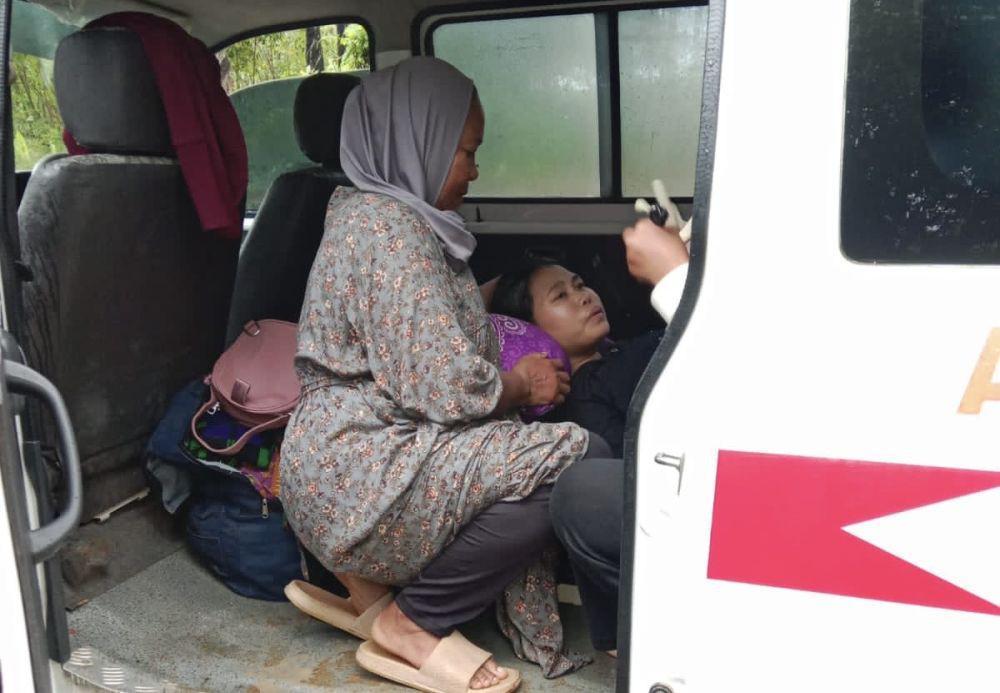 Jalan Rusak, Ibu Muda di Sukabumi Melahirkan di Dalam Ambulans