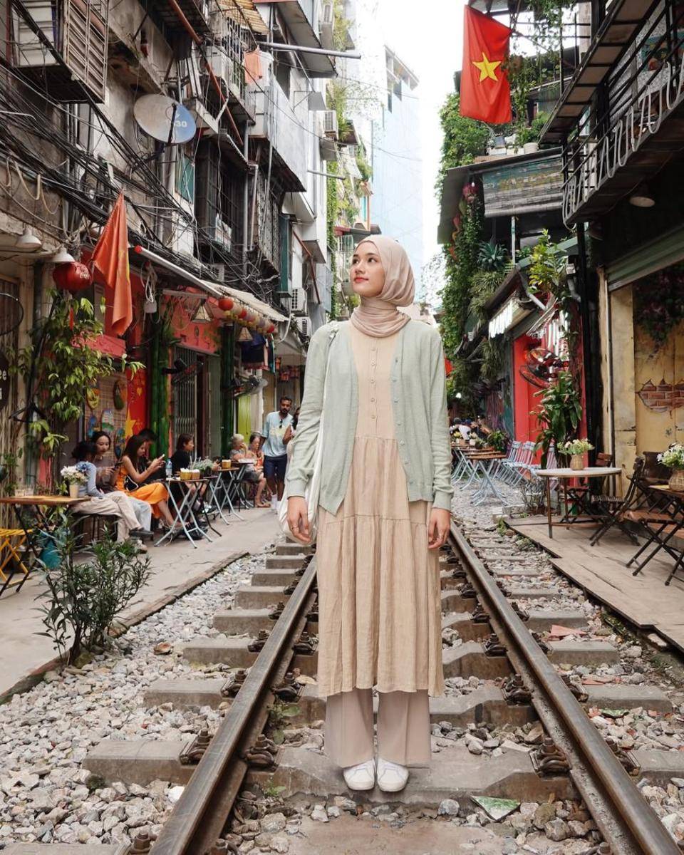 ide outfit piknik buat hijabers ala Rania Sukandari (instagram.com/raniaskdr_)