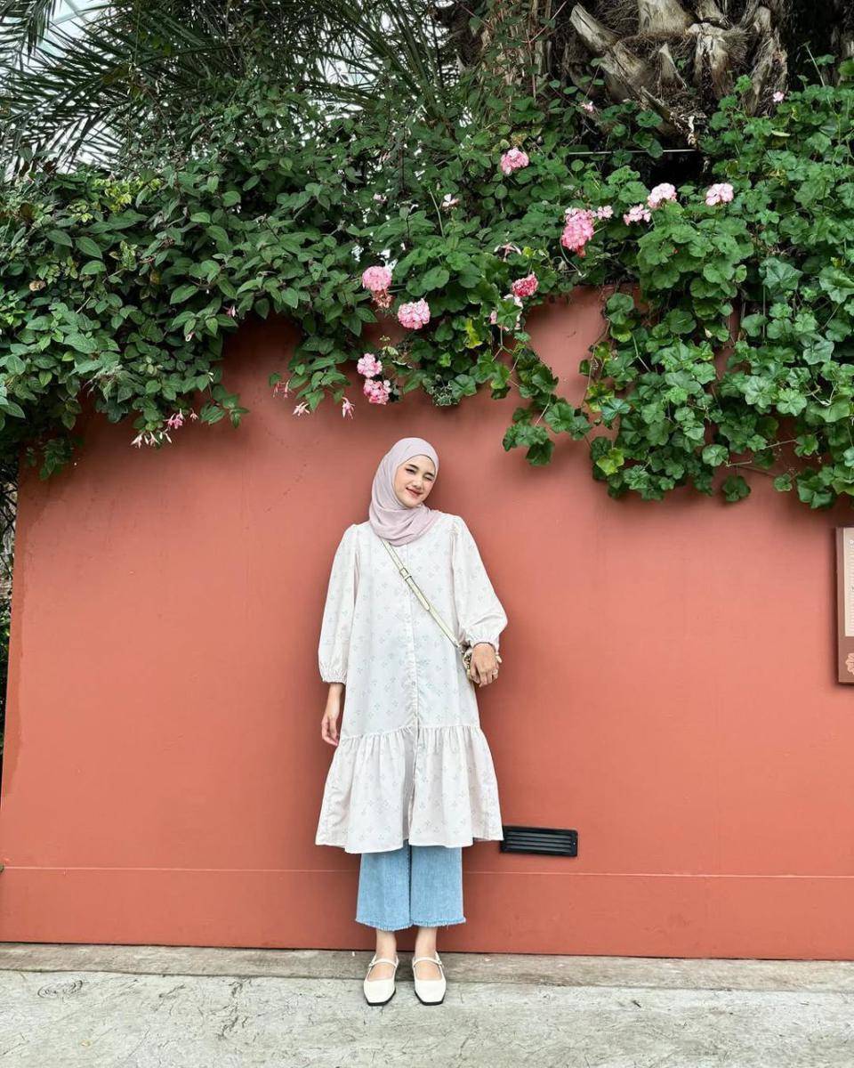 ide outfit piknik buat hijabers ala Rania Sukandari (instagram.com/raniaskdr_)