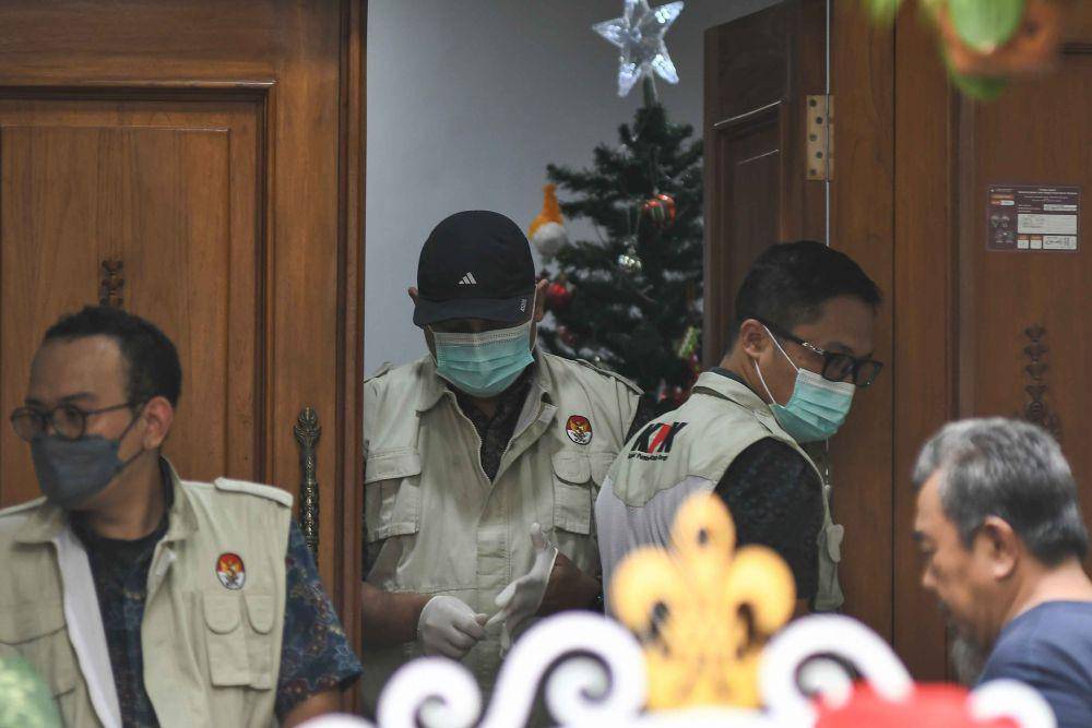 Sejumlah penyidik KPK menggeledah rumah Sekjen PDI Perjuangan Hasto Kristiyanto di Villa Taman Kartini, Bekasi, Jawa Barat, Selasa (7/1/2025). (ANTARA FOTO/Fakhri Hermansyah)