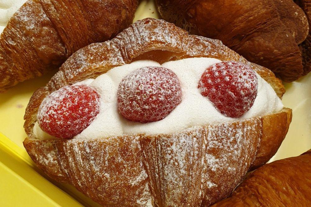 7 Olesan Manis untuk Croissant Sandwich yang Manjakan Lidah