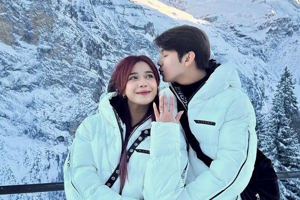 7 Potret Romantis Brisia Jodie Dilamar Kekasih di Swiss