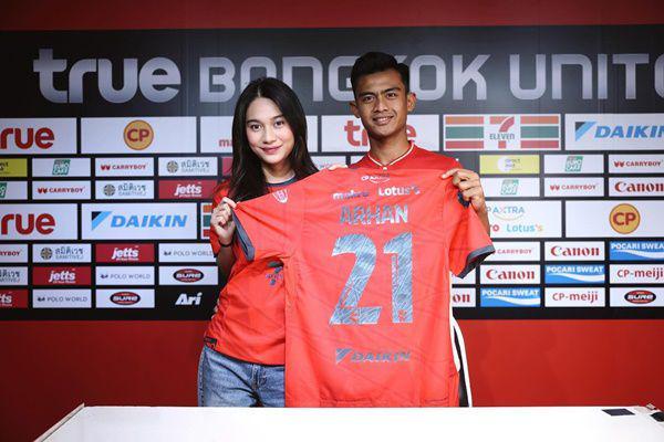 7 Potret Pratama Arhan Gabung Bangkok United, Ditemani Azizah Salsha