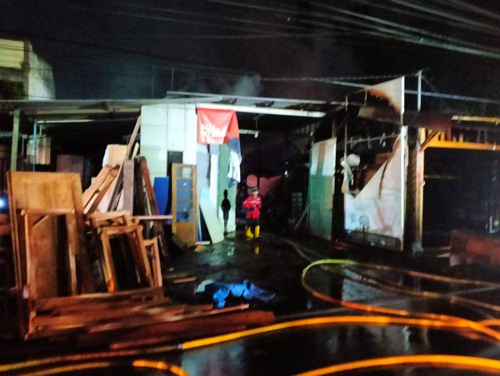 Dua bangunan toko di Jalan Wates Km 3, Kasihan Bantul terbakar. (Dok. Polres Bantul)