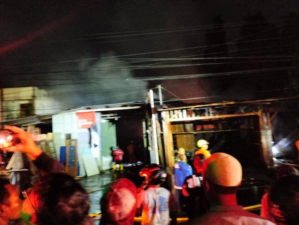 Dua bangunan toko di Jalan Wates Km 3, Kasihan Bantul terbakar. (Dok. Polres Bantul)