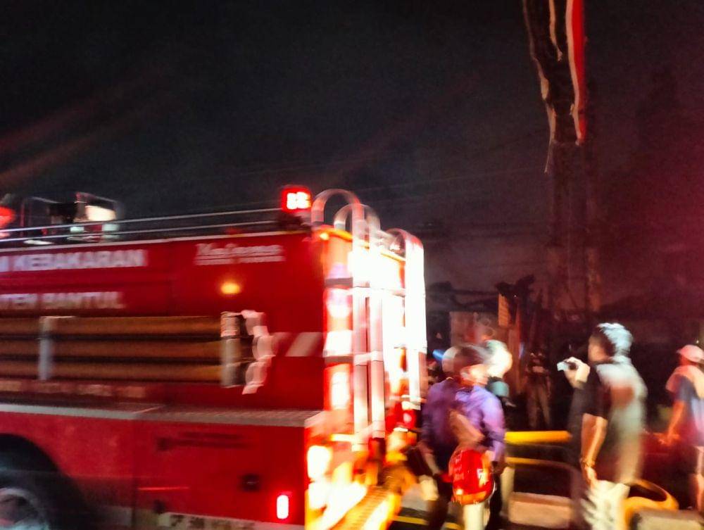 Dua bangunan toko di Jalan Wates Km 3, Kasihan Bantul terbakar. (Dok. Polres Bantul)