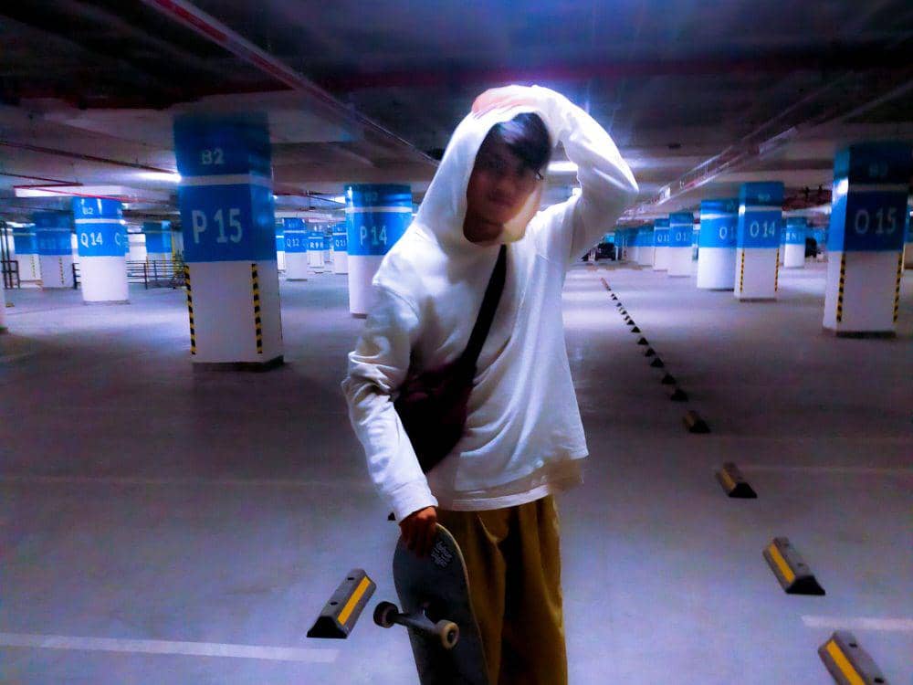 ilustrasi cowok mengenakan skate style