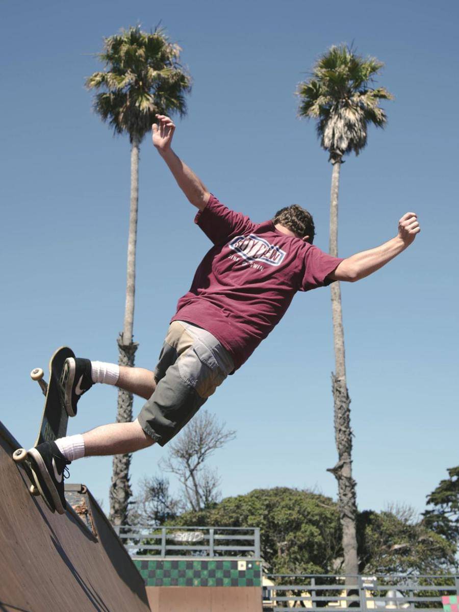 ilustrasi seorang pria bermain skateboard (pexels.com/Tim Mossholder)