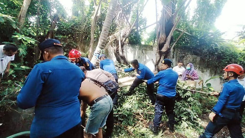 Damkarmat Selamatkan Warga Tercebur Sumur di Bandar Lampung
