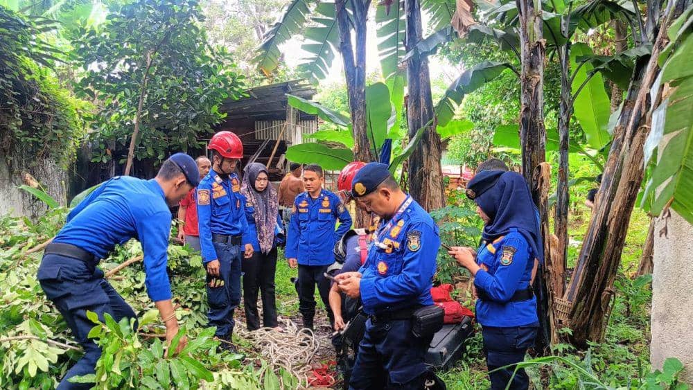 Persiapan evakuasi korban tercebur sumur Damkarmat Bandar Lampung. (IDN Times/Damkarmat Bandar Lampung)