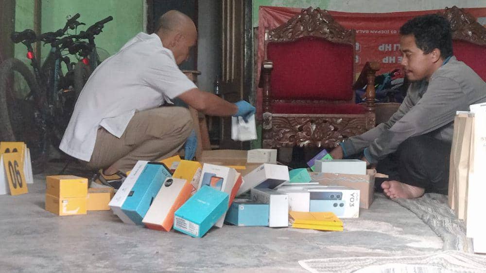 Satreskrim Polres Magetan olah TKP di lokasi pencurian. IDN Times/ Riyanto.
