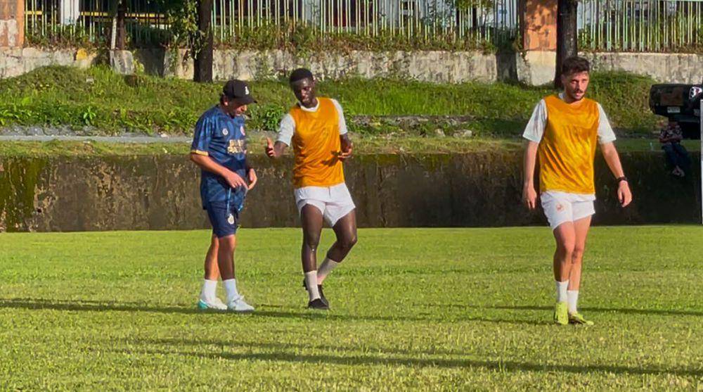 Pelatih Semen Padang FC, Eduardo Almeida memberikan arahan kepada pemain asing baru, Alhassan Wakaso (Foto: IDN Times/Halbert Caniago)