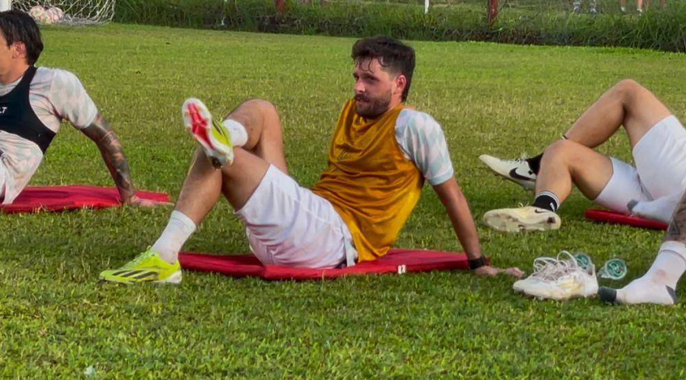 Pemain asing baru Semen Padang FC, Felipe Chaby melakukan pendinginan usai latihan (Foto: IDN Times/Halbert Caniago)