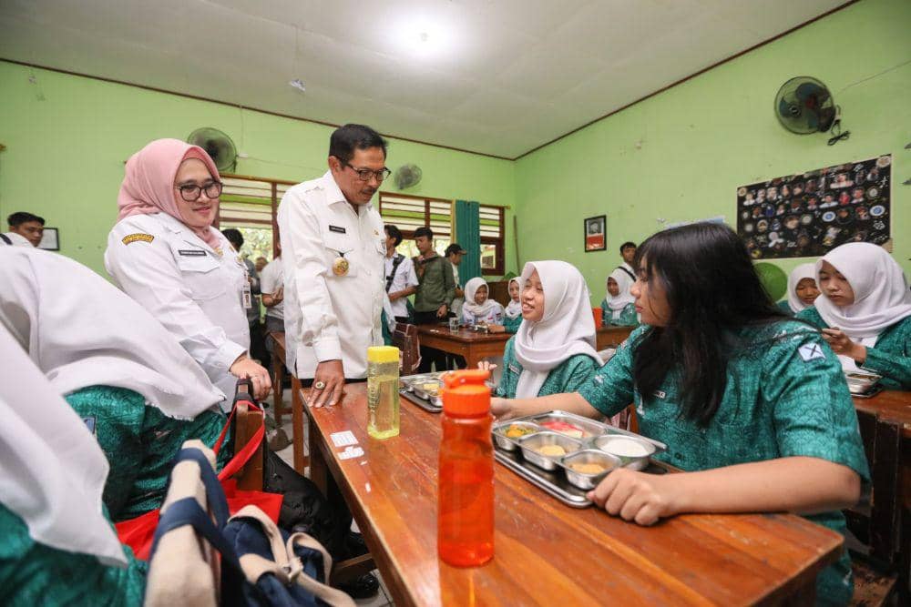 Penjabat Gubernur Jawa Tengah Nana Sudjana meninjau pelaksanaan program MBG di SMA Negeri 4 Kota Semarang, Rabu (8/1/2025). (Dok Humas Pemprov Jateng)