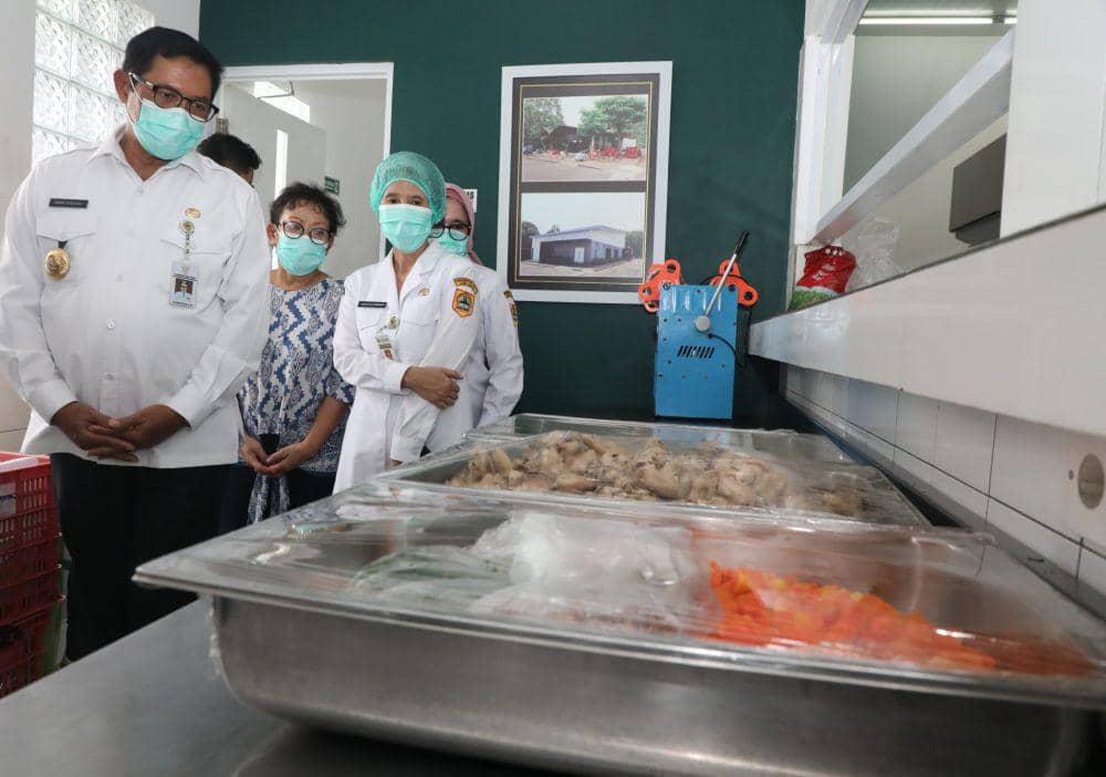 Penjabat Gubernur Jawa Tengah Nana Sudjana meninjau SPPG program MBG di SMA Negeri 4 Kota Semarang, Rabu (8/1/2025). (Dok Humas Pemprov Jateng).