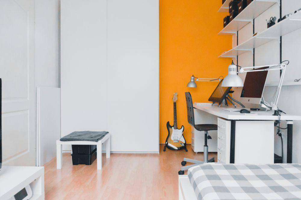 ilustrasi warna dinding kamar jingga kombinasi putih (unsplash.com/Norbert Levajsics)