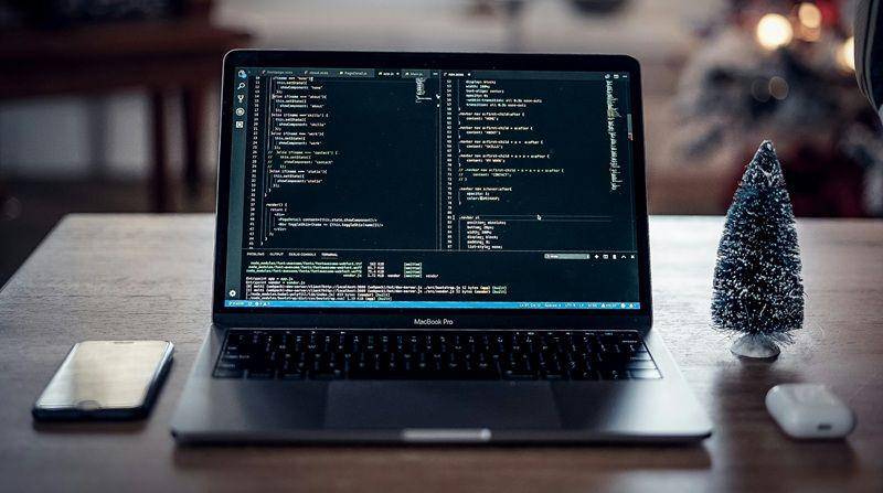 ilustrasi memeriksa pengaturan boot order di BIOS (unsplash.com/Joshua Aragon)