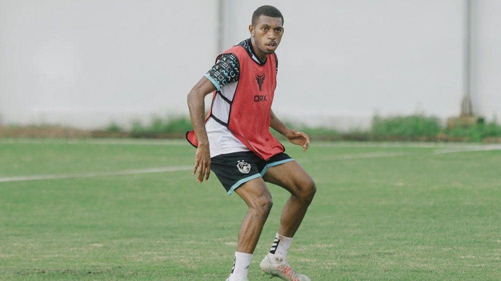 Pemain PSM Makassar, Karel Ridzald Iek, dalam sesi latihan di Stadion Kalegowa Pallangga pada Sabtu 4 Januari 2025. (Instagram.com/psm_makassar)