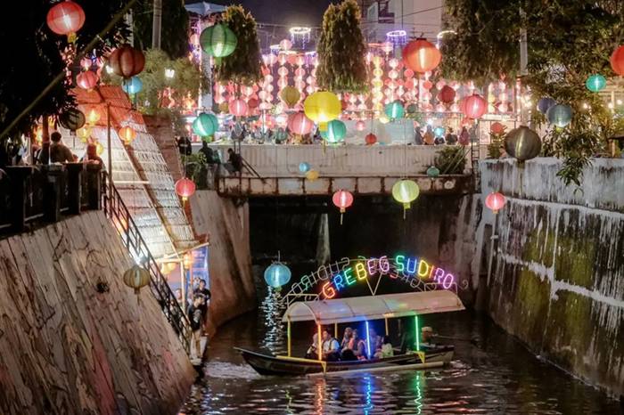 Potret Perahu Wisata dalam rangka Grebeg Sudiro Solo (kemenparekraf.go.id)