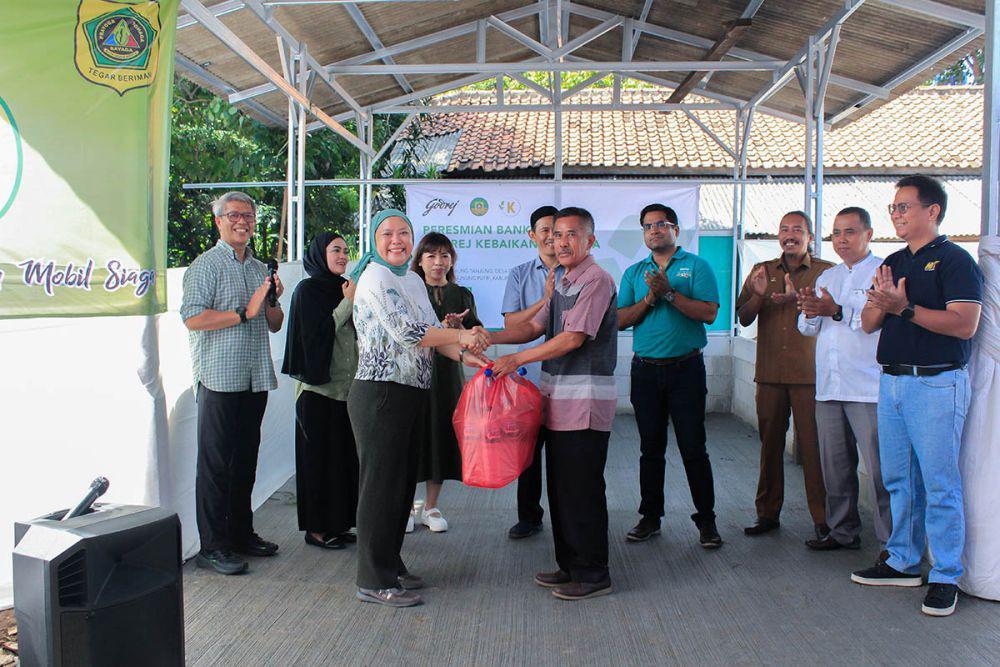 PT Godrej Indonesia Resmikan Bank Sampah di Bogor