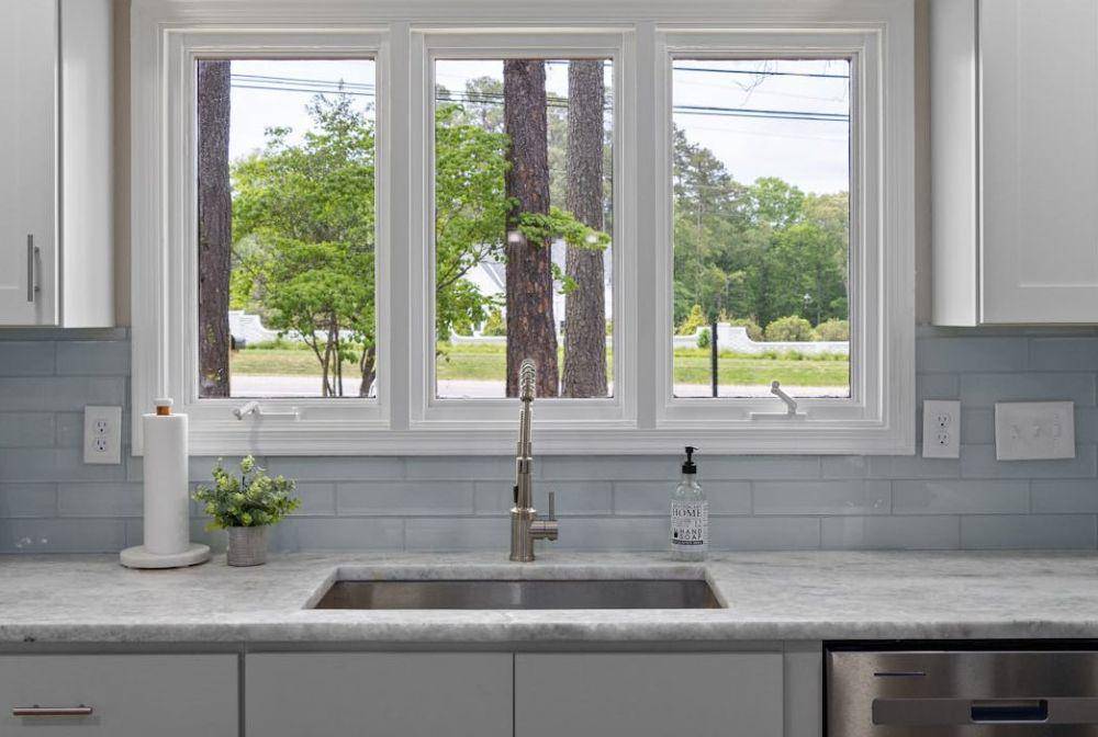 ilustrasi dinding dapur dengan warna soft grey (pexels.com/Curtis Adams)