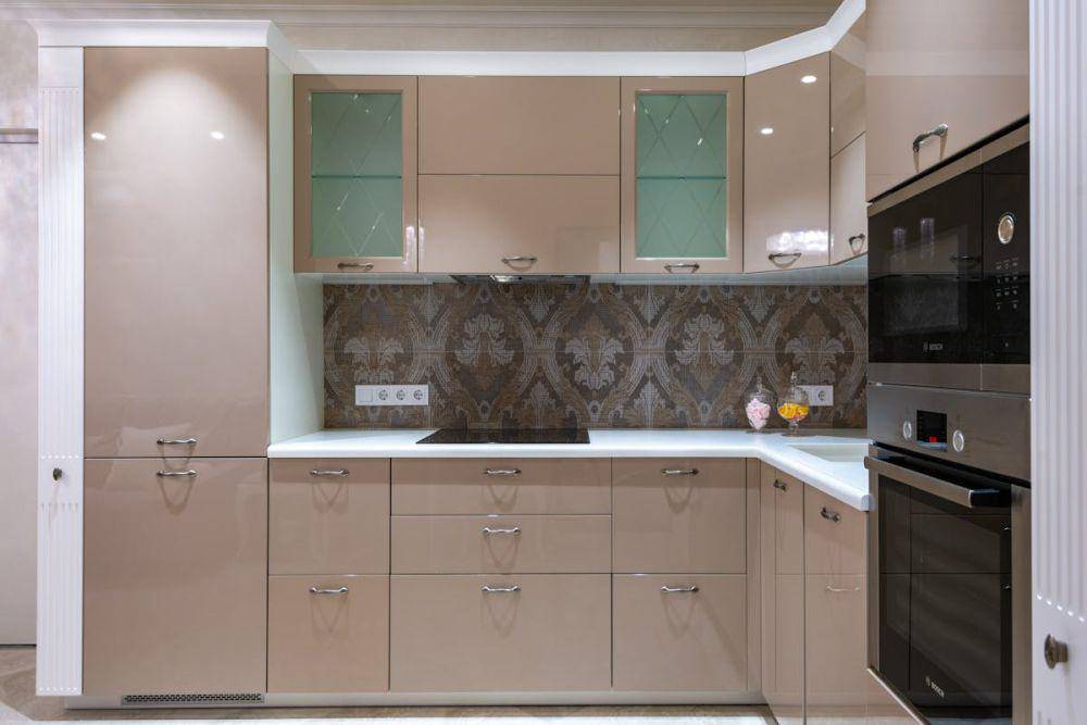 ilustrasi dapur warna cream memperlihatkan kesan nyaman dan hommy (pexels.com/Max Vakhtbovycn)