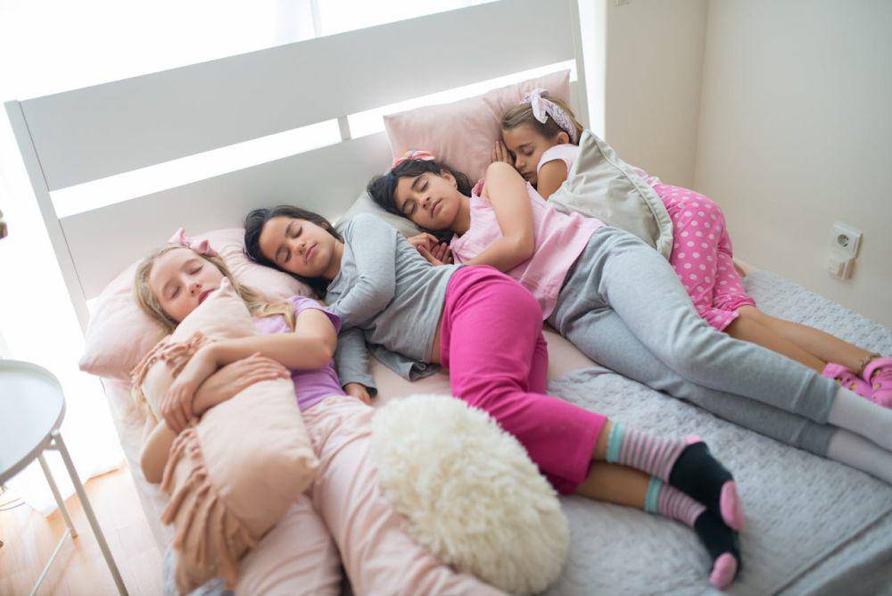 Ilustrasi slumber party (pexels.com/Kampus Production)