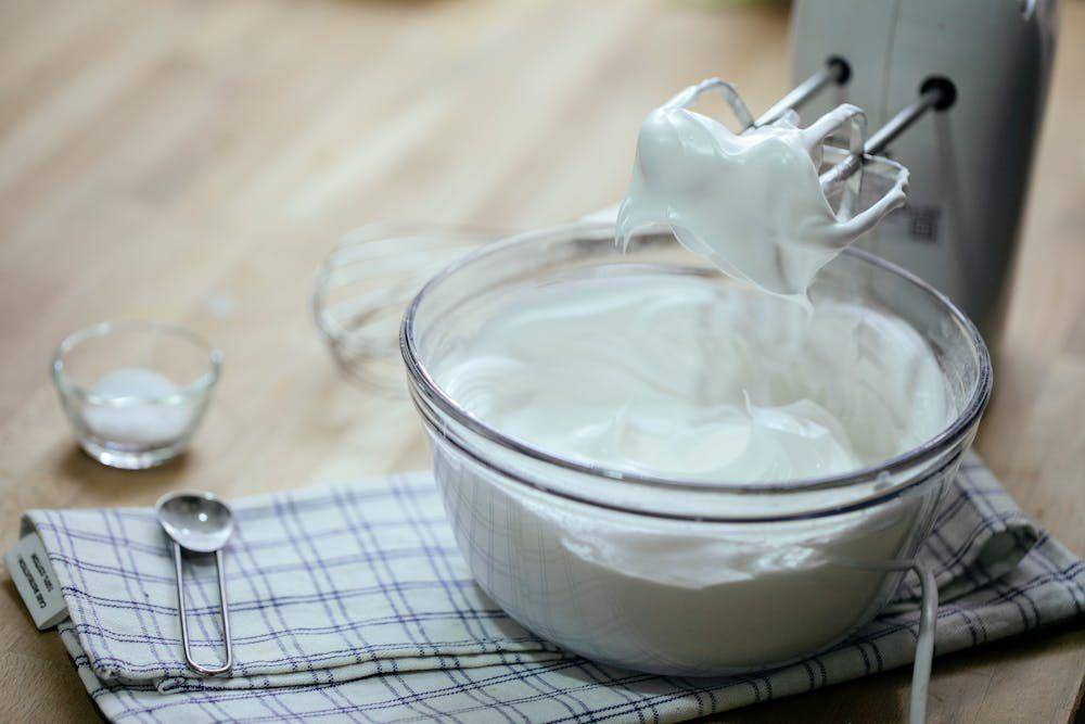 ilustrasi mengaduk whipped cream (pexels.com/Katerina Holmes)