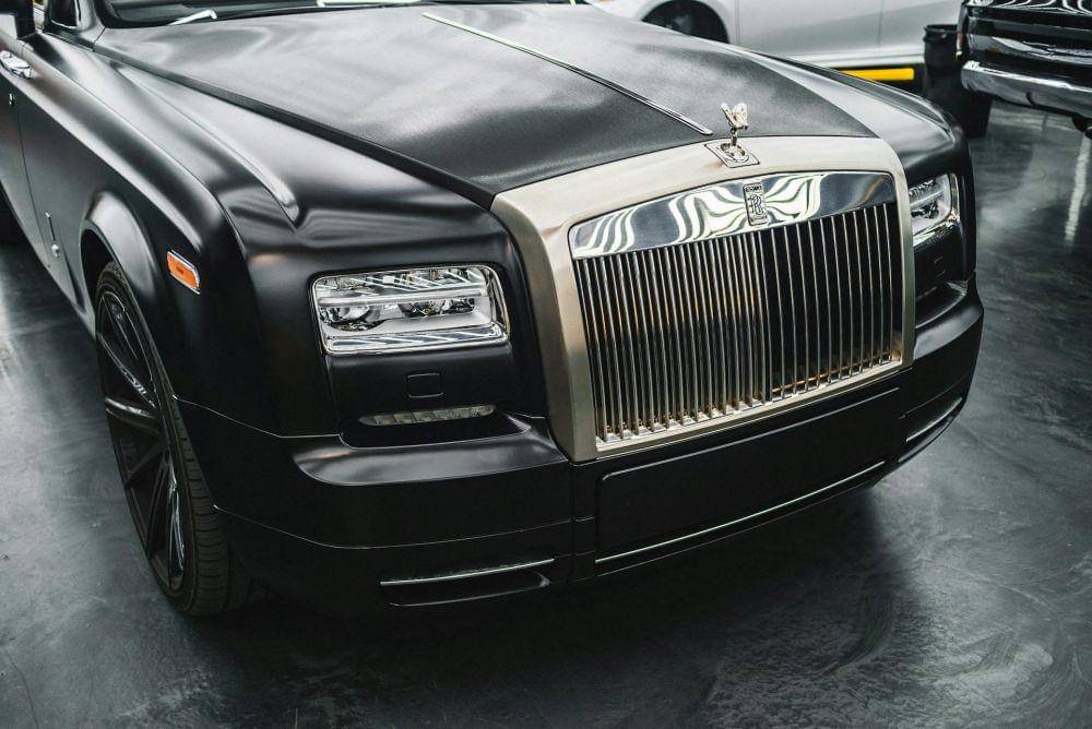 Foto mobil Rolls-Royce berwarna hitam tampak depan. (pexels.com/jae p)