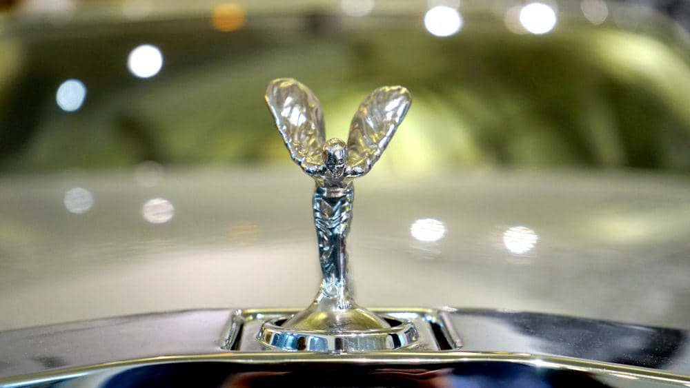 Foto patung Spirit Of ecstacy pada ujung kap mobil Rolls-Royce. (pexels.com/Mike Bird)