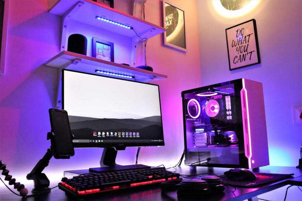 Ilustrasi setup gamming dengan cahaya lampu RGB atau LED (pexels.com/Sharad Kachhi)