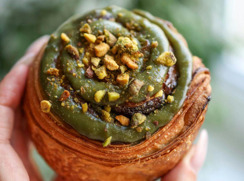 6 Tips Bikin Cromboloni Krim Pistachio yang Lumer dan Creamy