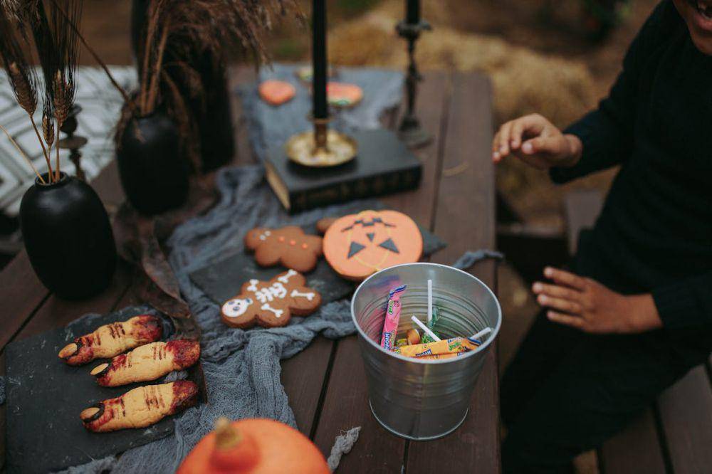 Ilustrasi candy jar bertema halloween (pexels.com/Yaroslav Shuraev)