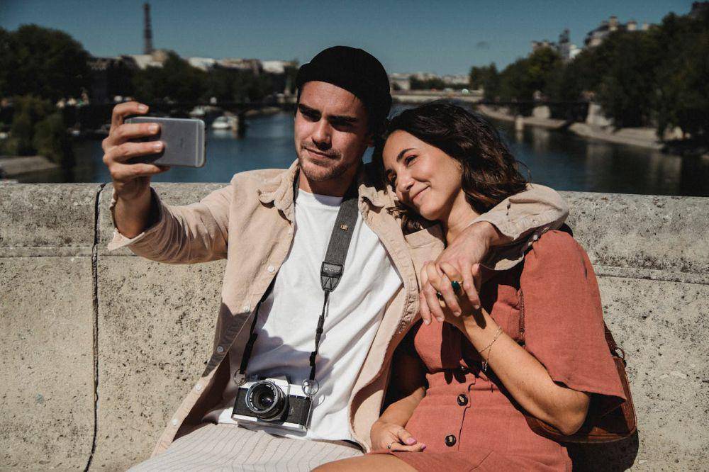 ilustrasi pasangan selfie (pexels.com/Bethany Ferr)