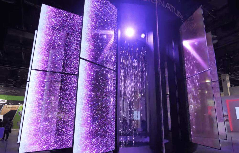 pengunjung akan disambut oleh layar semi-lingkaran besar dengan LG Kinetic LED Media Art (youtube.com/JerryRigEverything)JerryRig