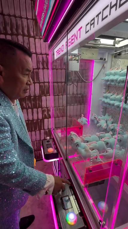 Hotman Paris main capit boneka (instagram.com/hotmanparisofficial)