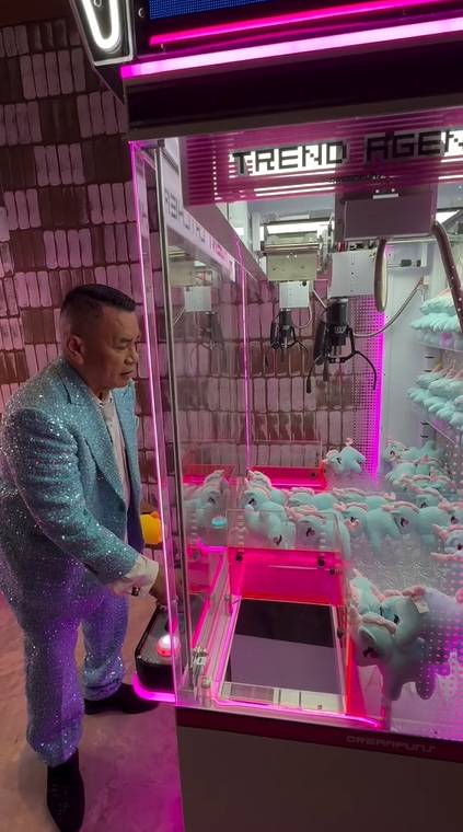Hotman Paris main capit boneka (instagram.com/hotmanparisofficial)