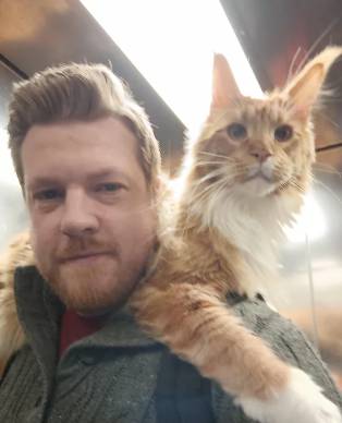 foto lucu kucing oren di pundak ayah (reddit.com/Forward-Walk-1486)